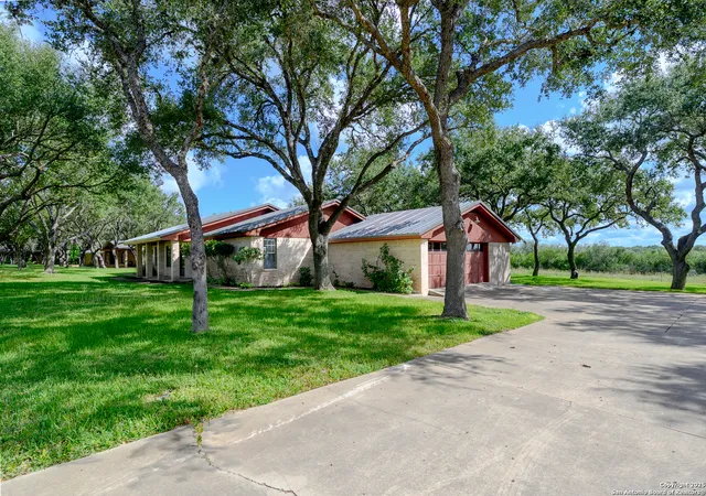 2nd image of 6 Windridge, Beeville, TX 78102 | MLS# 1910450