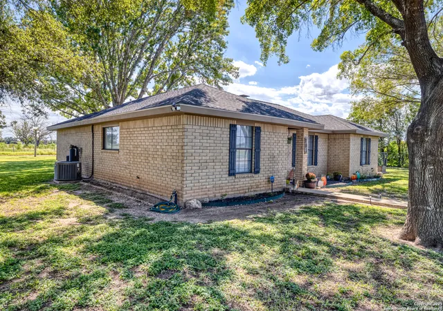 2nd image of 101 S Bluebonnet Dr, Uvalde, TX 78801 | MLS# 1910734