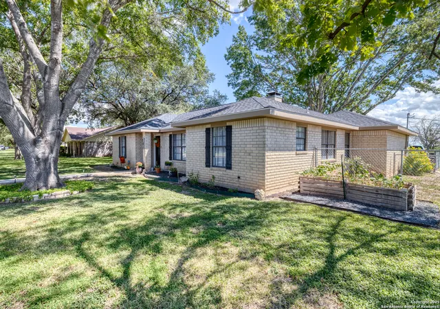 3rd image of 101 S Bluebonnet Dr, Uvalde, TX 78801 | MLS# 1910734