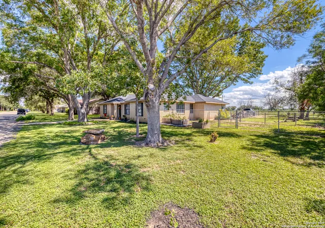 4th image of 101 S Bluebonnet Dr, Uvalde, TX 78801 | MLS# 1910734