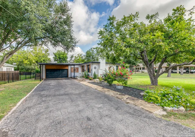 Photo 3 of Sale Pending at 715 Oakwood Dr, San Antonio, TX 78228 | MLS# 1910758 | Listing updated on 2025-12-10