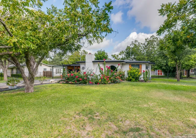 Photo 3 of Sale Pending at 715 Oakwood Dr, San Antonio, TX 78228 | MLS# 1910758 | Listing updated on 2025-12-10
