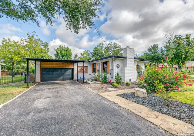 Photo 2 of Sale Pending at 715 Oakwood Dr, San Antonio, TX 78228 | MLS# 1910758 | Listing updated on 2025-12-10