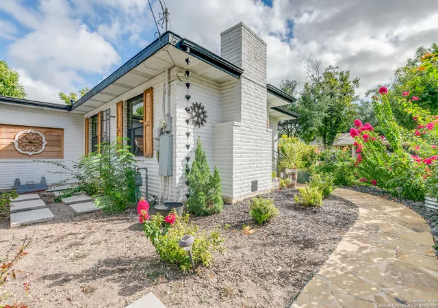 Photo 4 of Sale Pending at 715 Oakwood Dr, San Antonio, TX 78228 | MLS# 1910758 | Listing updated on 2025-12-10
