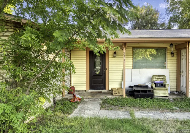 Photo 3 of Sale Pending at 3306 Fallen Leaf, San Antonio, TX 78230 | MLS# 1910806 | Listing updated on 2025-10-03