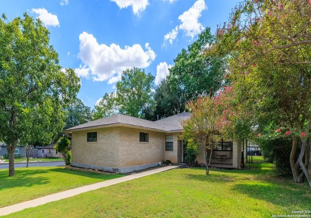 Photo 3 of Sale Pending at 101 Broadmoor, Fredericksburg, TX 78624 | MLS# 1910874 | Listing updated on 2025-09-29