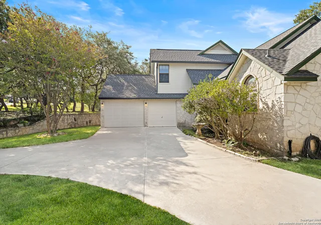 Photo 2 of Sale Pending at 25735 Green River Dr, San Antonio, TX 78260 | MLS# 1910982 | Listing updated on 2025-12-28