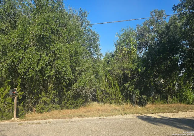 Photo 4 of Land for sale at 1327 Hedgestone, Canyon Lake, TX 78133 | MLS# 1911103 | Listing updated on 2026-04-17