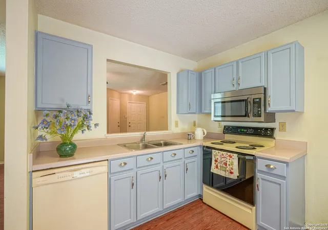Photo 3 of Sale Pending at 6631 Evenridge Ln, San Antonio, TX 78239 | MLS# 1911126 | Listing updated on 2025-12-18
