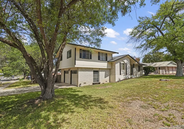 Photo 3 of Sale Pending at 10206 Bull Run, San Antonio, TX 78230 | MLS# 1911130 | Listing updated on 2026-03-27