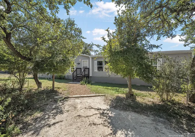 Photo 2 of Sale Pending at 1332 Sorrel Crk, Canyon Lake, TX 78133 | MLS# 1911139 | Listing updated on 2026-01-11