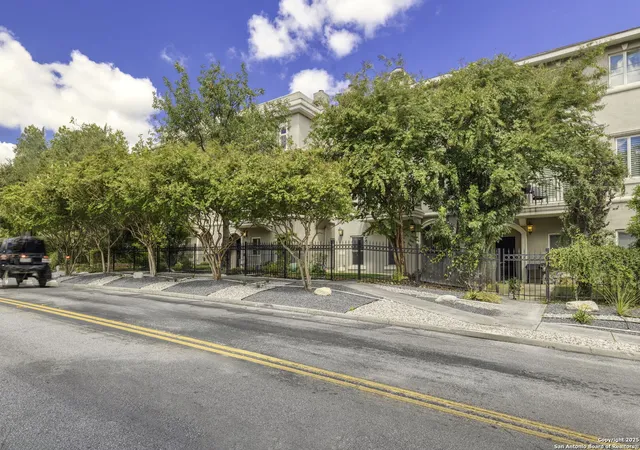 2nd image of 215 E Mulberry, San Antonio, TX 78212