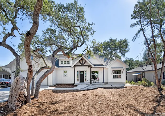 Photo 2 of Sale Pending at 159 High Oaks, Canyon Lake, TX 78133 | MLS# 1911334 | Listing updated on 2025-10-26