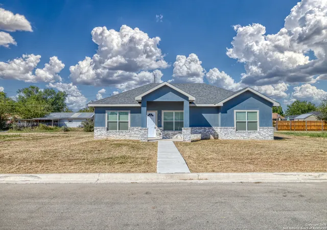 2nd image of 413 Guajillo, Uvalde, TX 78801 | MLS# 1911388