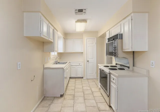 Listing Photo 5 - Condo for sale in building located at 165 Rampart, San Antonio, TX 78216 - Unit #507