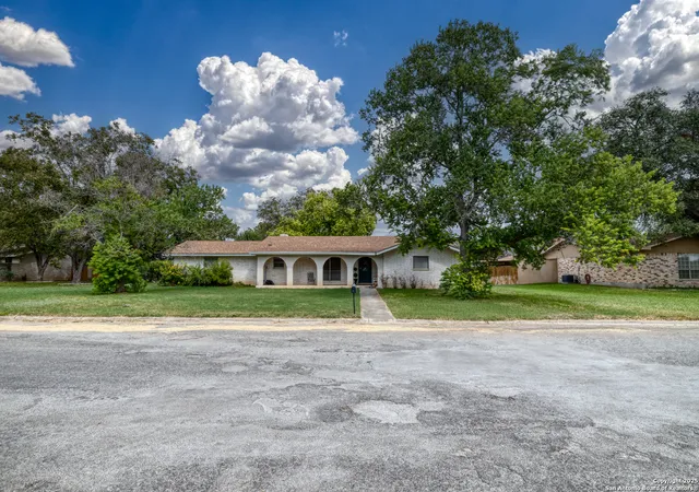Photo 2 of Sale Pending at 5 Donna, Uvalde, TX 78801 | MLS# 1911610 | Listing updated on 2025-11-07