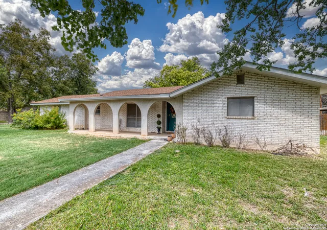 Photo 3 of Sale Pending at 5 Donna, Uvalde, TX 78801 | MLS# 1911610 | Listing updated on 2025-11-07
