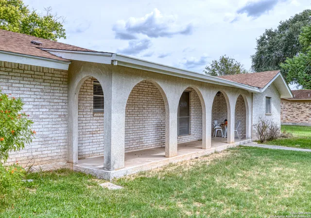 Photo 4 of Sale Pending at 5 Donna, Uvalde, TX 78801 | MLS# 1911610 | Listing updated on 2025-11-07