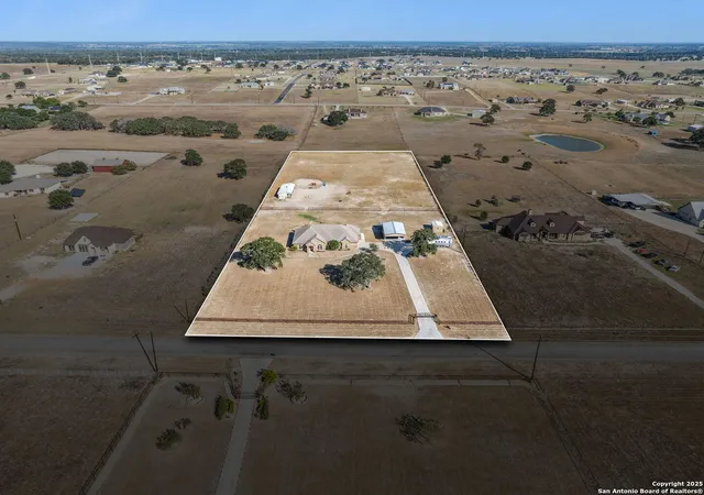 Photo 2 of Sale Pending at 131 Scenic Hills, La Vernia, TX 78121 | MLS# 1911648 | Listing updated on 2025-10-13