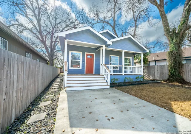 Photo 2 of Single family home for sale at 1118 N Center St, San Antonio, TX 78202 | MLS# 1911821 | Listing updated on 2025-10-12