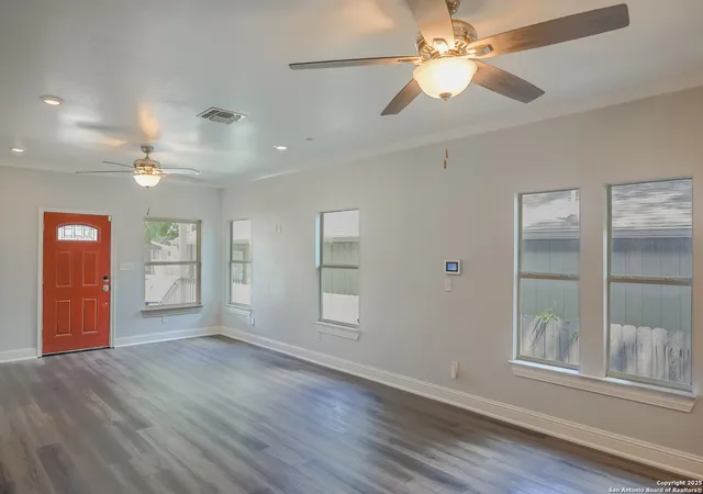 Photo 3 of Single family home for sale at 1118 N Center St, San Antonio, TX 78202 | MLS# 1911821 | Listing updated on 2025-10-12