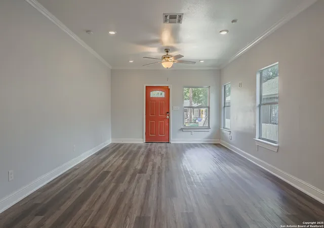 Photo 3 of Single family home for sale at 1118 N Center St, San Antonio, TX 78202 | MLS# 1911821 | Listing updated on 2025-10-12