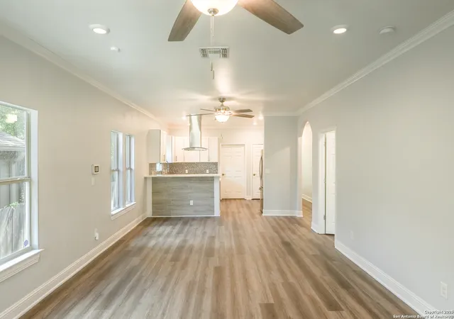 Photo 4 of Single family home for sale at 1118 N Center St, San Antonio, TX 78202 | MLS# 1911821 | Listing updated on 2025-10-12