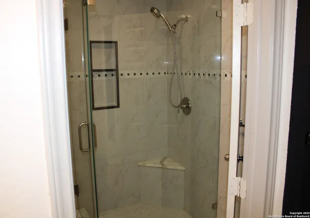 Photo 4 of Single family home for sale at 3002 Shingle Oak Dr, San Antonio, TX 78247 | MLS# 1911961 | Listing updated on 2025-10-12