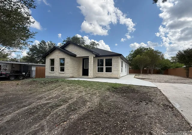 Photo 3 of Sale Pending at 7618 Stagecoach, San Antonio, TX 78227 | MLS# 1912021 | Listing updated on 2025-11-05