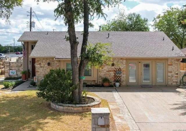 Photo 1 of Sale Pending at 6601 Vougeot Dr, Austin, TX 78744 | MLS# 1912058 | Listing updated on 2026-04-11