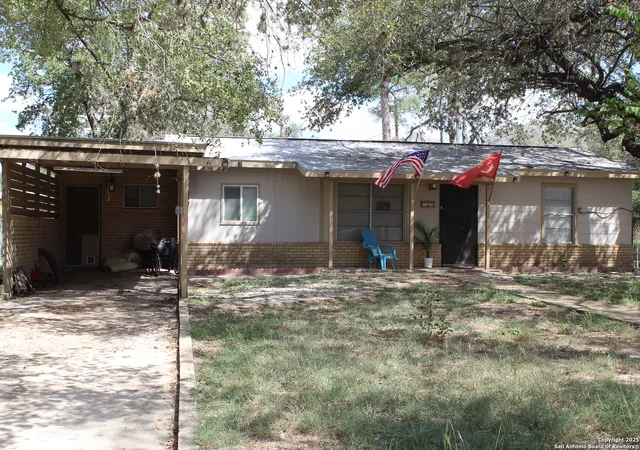Photo 1 of Single family home for sale at 400 Mockingbird Ln, Devine, TX 78016 | MLS# 1912147 | Listing updated on 2026-01-02