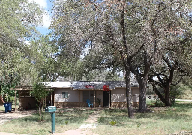 Photo 2 of Single family home for sale at 400 Mockingbird Ln, Devine, TX 78016 | MLS# 1912147 | Listing updated on 2026-01-02