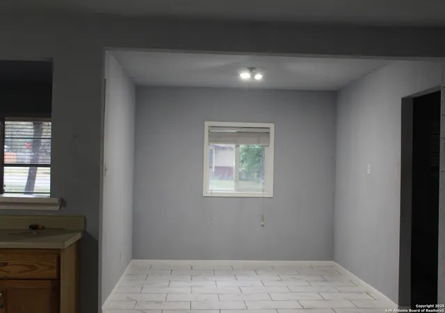 Photo 3 of Single family home for sale at 400 Mockingbird Ln, Devine, TX 78016 | MLS# 1912147 | Listing updated on 2026-01-02