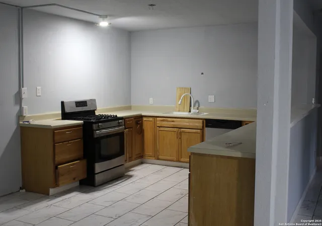 Photo 3 of Single family home for sale at 400 Mockingbird Ln, Devine, TX 78016 | MLS# 1912147 | Listing updated on 2026-01-02