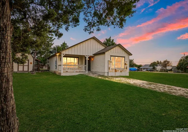 Photo 1 of Single family home for sale at 685 Rolling Hills, Canyon Lake, TX 78133 | MLS# 1912181 | Listing updated on 2026-06-12