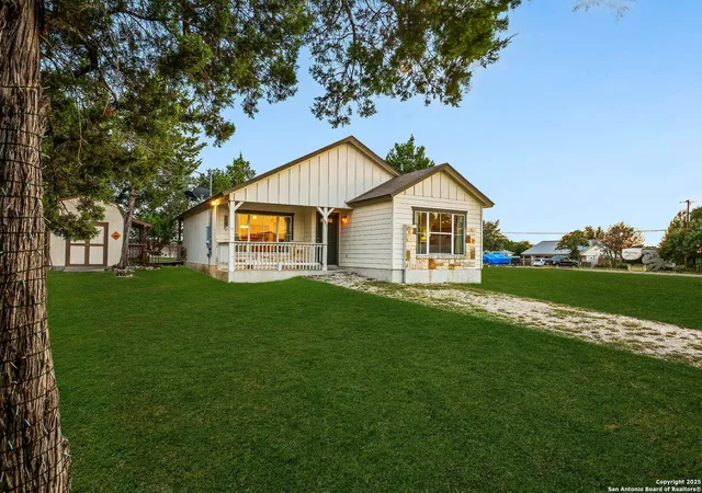 Photo 2 of Single family home for sale at 685 Rolling Hills, Canyon Lake, TX 78133 | MLS# 1912181 | Listing updated on 2026-06-12