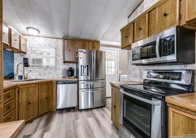 Photo 4 of Sale Pending at 905 County Road 6753, Devine, TX 78016 | MLS# 1912358 | Listing updated on 2025-10-03