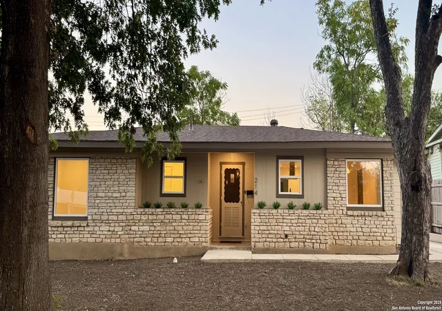 Photo 1 of Sale Pending at 214 Williamsburg, San Antonio, TX 78201 | MLS# 1912407 | Listing updated on 2025-11-29