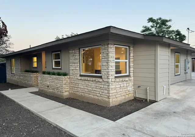 Photo 3 of Sale Pending at 214 Williamsburg, San Antonio, TX 78201 | MLS# 1912407 | Listing updated on 2025-11-29