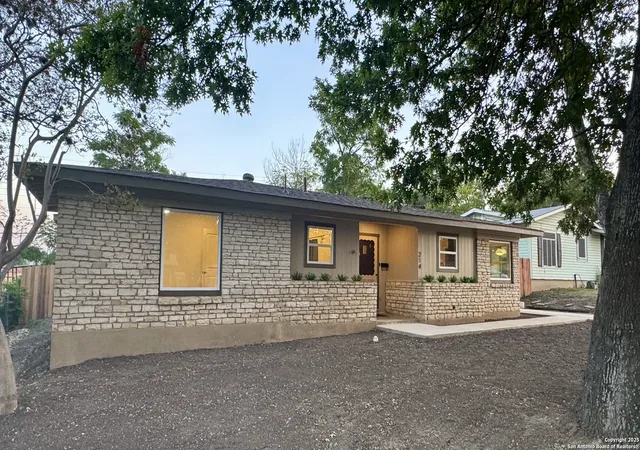 Photo 3 of Sale Pending at 214 Williamsburg, San Antonio, TX 78201 | MLS# 1912407 | Listing updated on 2025-11-29