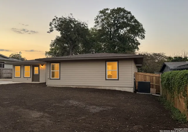 Photo 4 of Sale Pending at 214 Williamsburg, San Antonio, TX 78201 | MLS# 1912407 | Listing updated on 2025-11-29