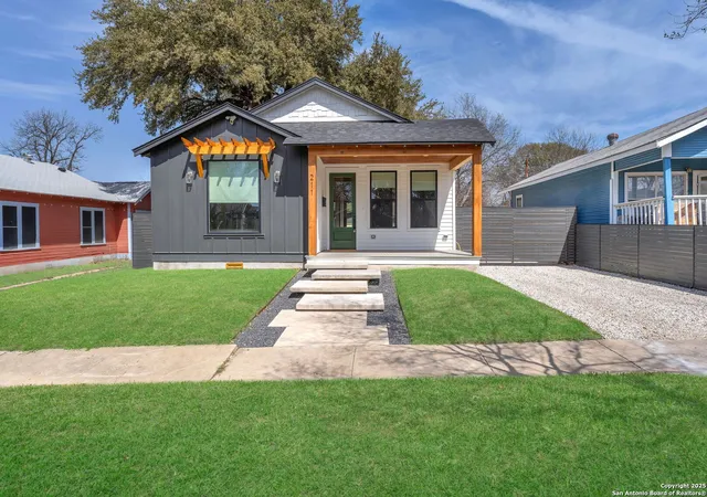 Photo 2 of Sale Pending at 211 Bailey Ave, San Antonio, TX 78210 | MLS# 1912445 | Listing updated on 2025-12-26