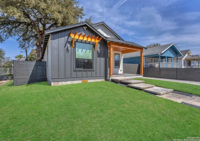 Photo 3 of Sale Pending at 211 Bailey Ave, San Antonio, TX 78210 | MLS# 1912445 | Listing updated on 2025-12-26
