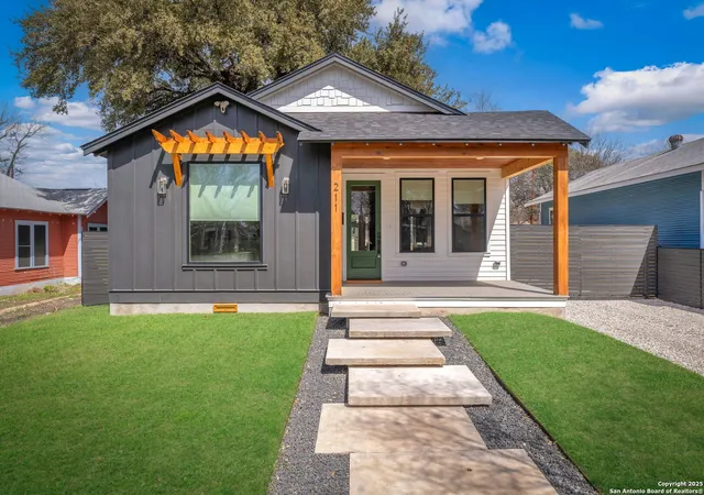 Photo 3 of Sale Pending at 211 Bailey Ave, San Antonio, TX 78210 | MLS# 1912445 | Listing updated on 2025-12-26
