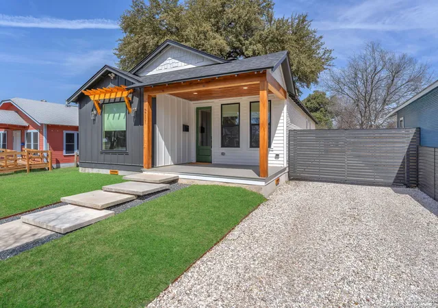 Photo 4 of Sale Pending at 211 Bailey Ave, San Antonio, TX 78210 | MLS# 1912445 | Listing updated on 2025-12-26