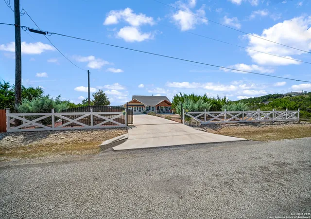 Photo 2 of Sale Pending at 423 Prairie Tea Ln, Canyon Lake, TX 78133 | MLS# 1912643 | Listing updated on 2026-04-21