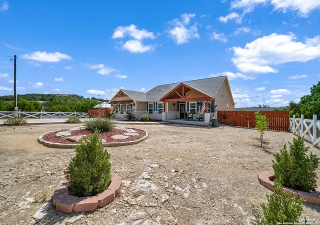 Photo 3 of Sale Pending at 423 Prairie Tea Ln, Canyon Lake, TX 78133 | MLS# 1912643 | Listing updated on 2026-04-21
