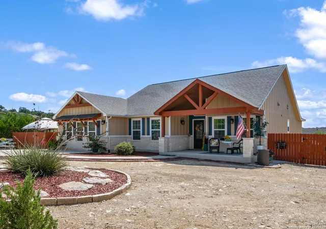 Photo 4 of Sale Pending at 423 Prairie Tea Ln, Canyon Lake, TX 78133 | MLS# 1912643 | Listing updated on 2026-04-21