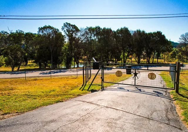 4th image of 1406 N Harper Rd, Kerrville, TX 78028 | MLS# 1912694