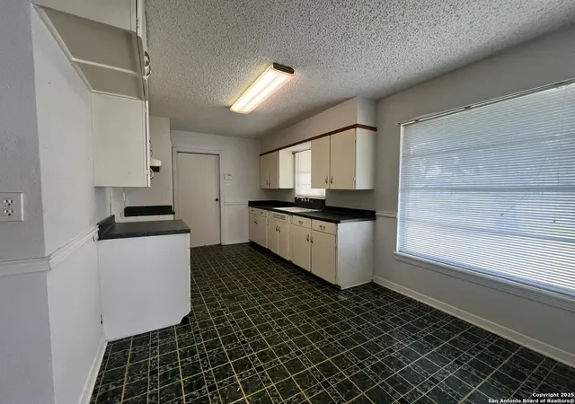 Photo 2 of Sale Pending at 450 Laurelwood Dr, San Antonio, TX 78213 | MLS# 1912726 | Listing updated on 2026-01-17